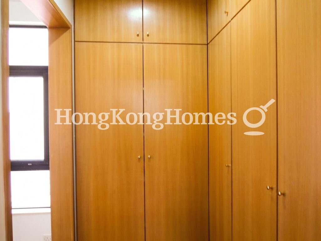 Walk-in Closet in Master Bedroom — Leon Court, Mid-levels East