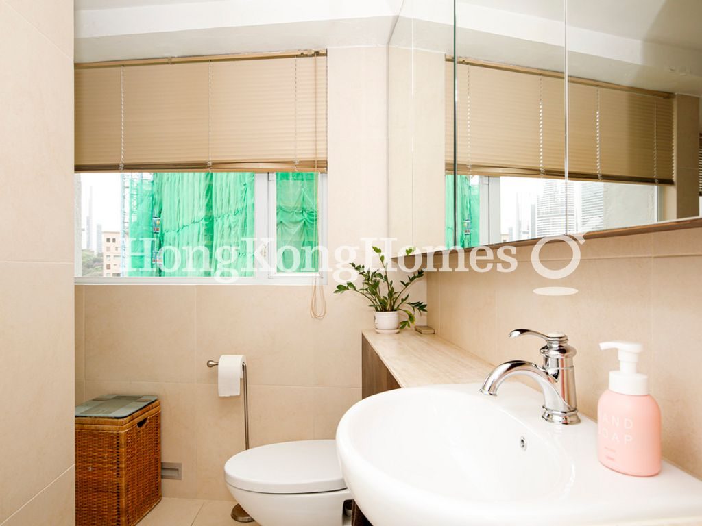 Guest Bathroom — Kenne Mansion, Mid-levels Central