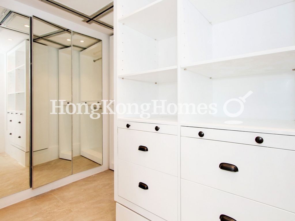 Walk-in Closet in Master Bedroom — Kenne Mansion, Mid-levels Central