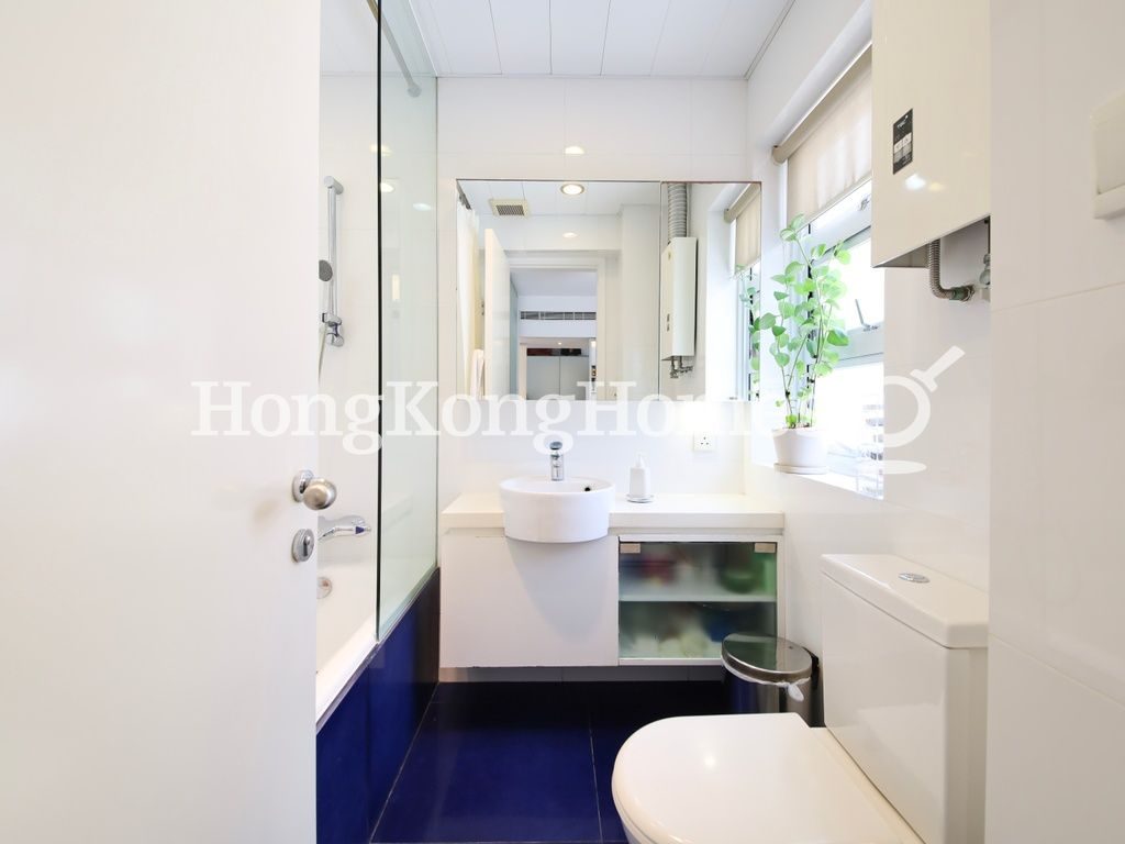 Second Ensuite Bathroom — Yale Lodge, Mid-levels Central