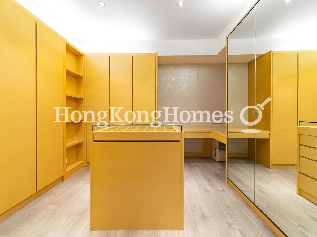 Walk-in Closet in Master Bedroom — Clovelly Court - Block 01, Mid-levels Central