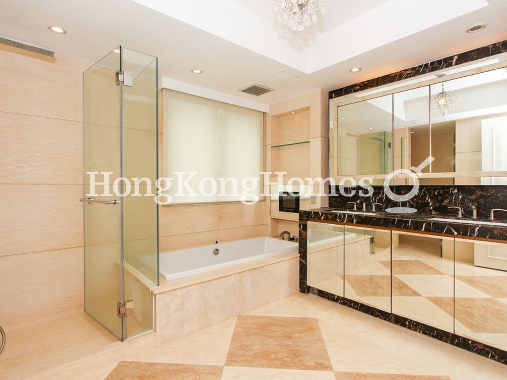 Master Bathroom — L'Harmonie, Stanley