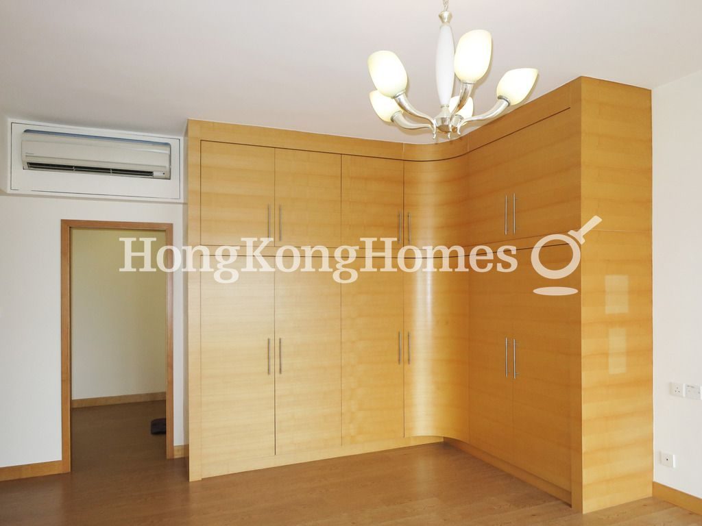 Built-in Wardrobe in Master Bedroom — Clovelly Court - Block 01, Mid-levels Central