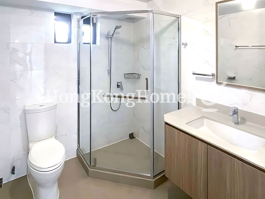 Guest Bathroom — Twin Brook, Repulse Bay