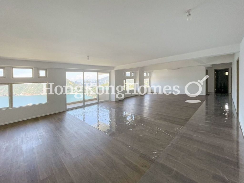 Living and Dining Room — Twin Brook, Repulse Bay