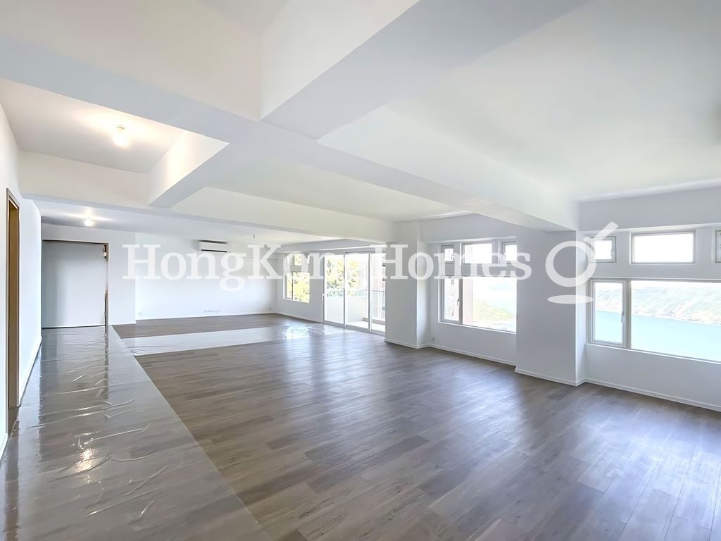 Living and Dining Room — Twin Brook, Repulse Bay