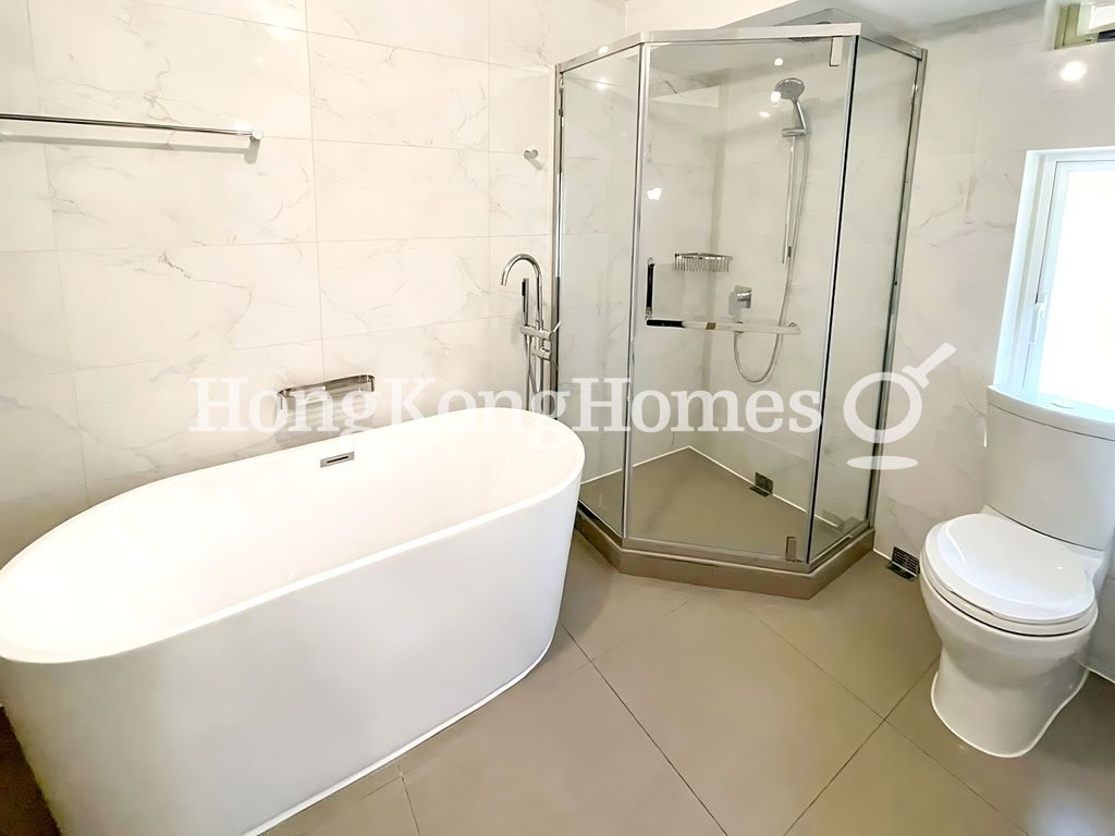 Master Bathroom — Twin Brook, Repulse Bay