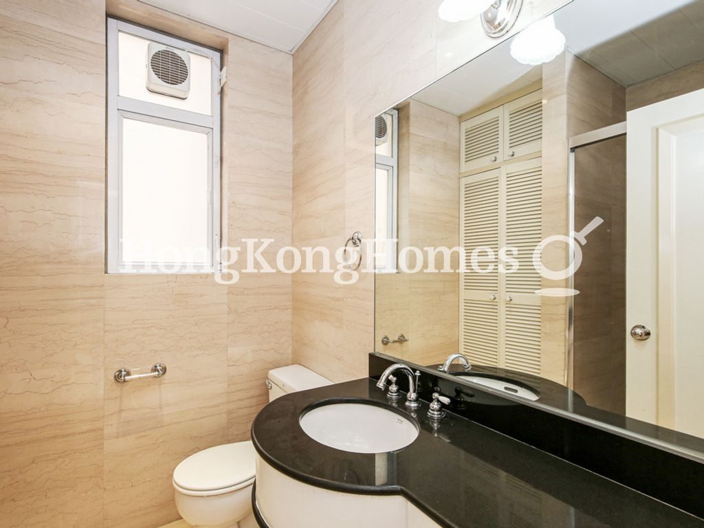 Second Ensuite Bathroom — La Hacienda - Apartment A, The Peak