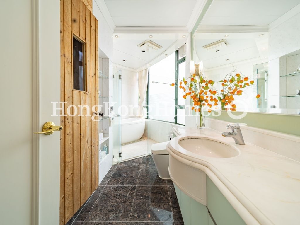 Master Bathroom — Ellery Terrace, Ho Man Tin / Waterloo Road