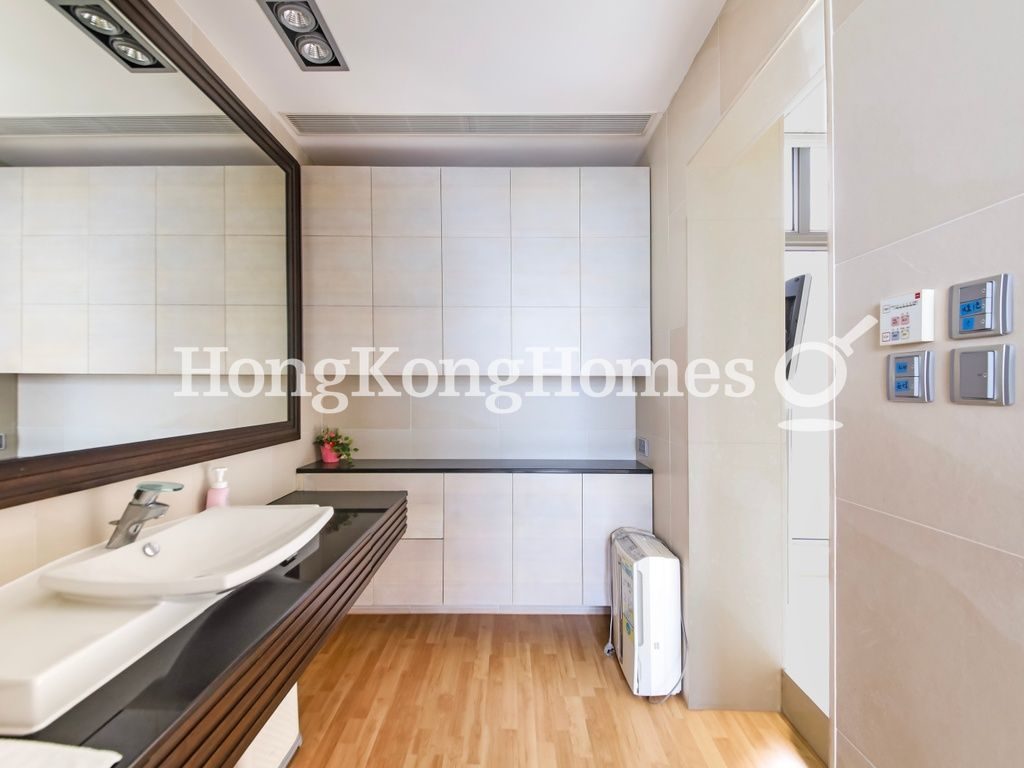 Master Bathroom — Grosvenor Place, Repulse Bay
