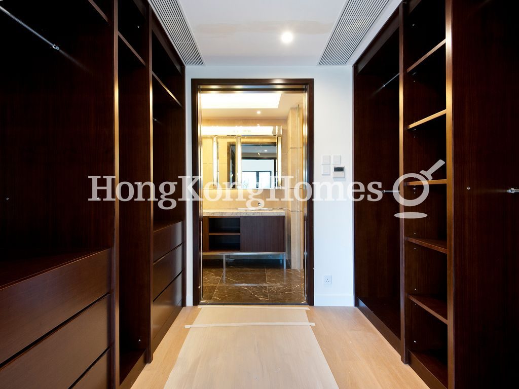Walk-in Closet in Master Bedroom — Strawberry Hill, The Peak