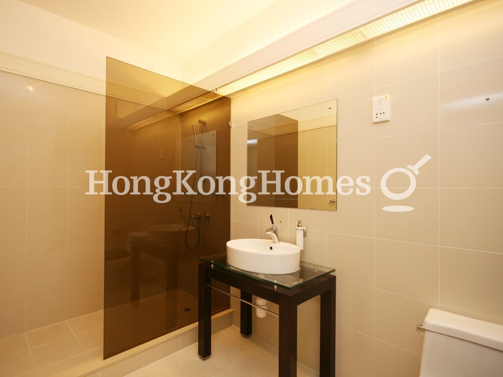 Third Ensuite Bathroom — Strawberry Hill, The Peak