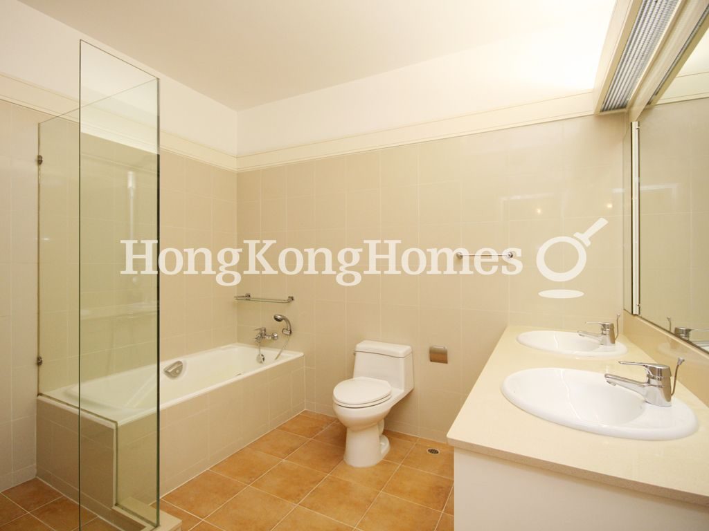 Second Ensuite Bathroom — Strawberry Hill, The Peak