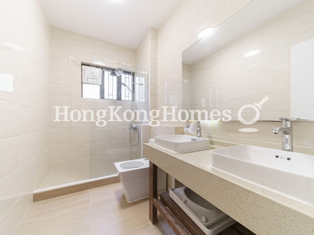 Guest Bathroom — Evergreen Gardens - H6, Shouson Hill