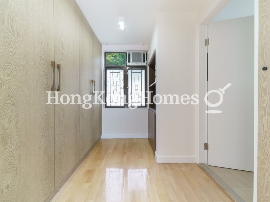 Walk-in Closet in Master Bedroom — Evergreen Gardens - H6, Shouson Hill
