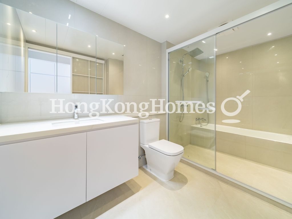 Master Bathroom — The Beachfront, Repulse Bay