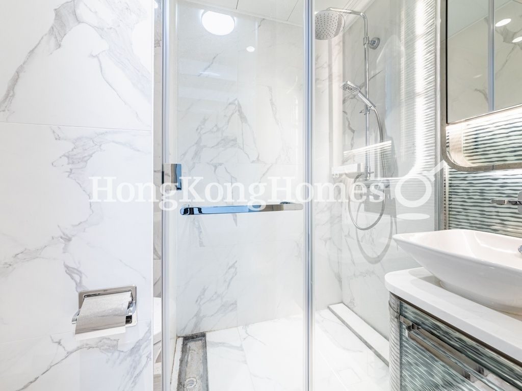 Ensuite Bathroom — The Queens, Sai Ying Pun