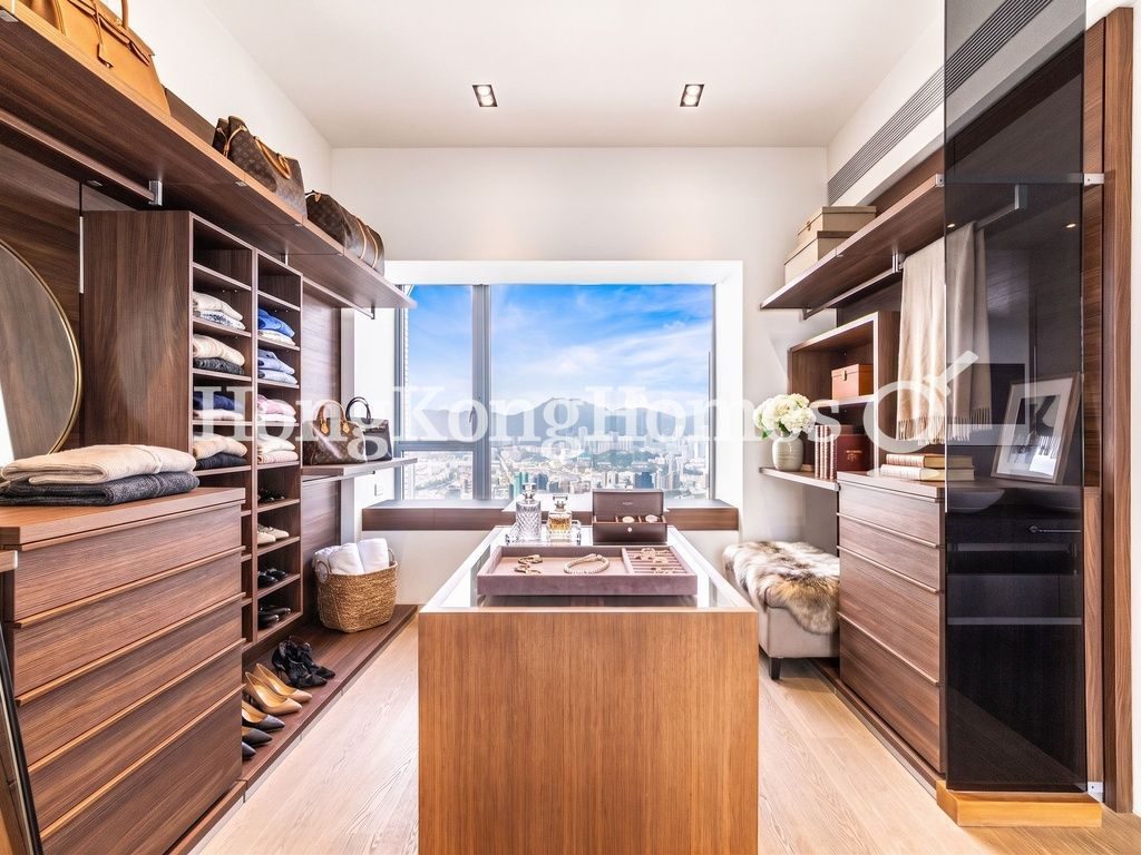 Walk-in Closet — 15 Homantin Hill, Ho Man Tin / Waterloo Road