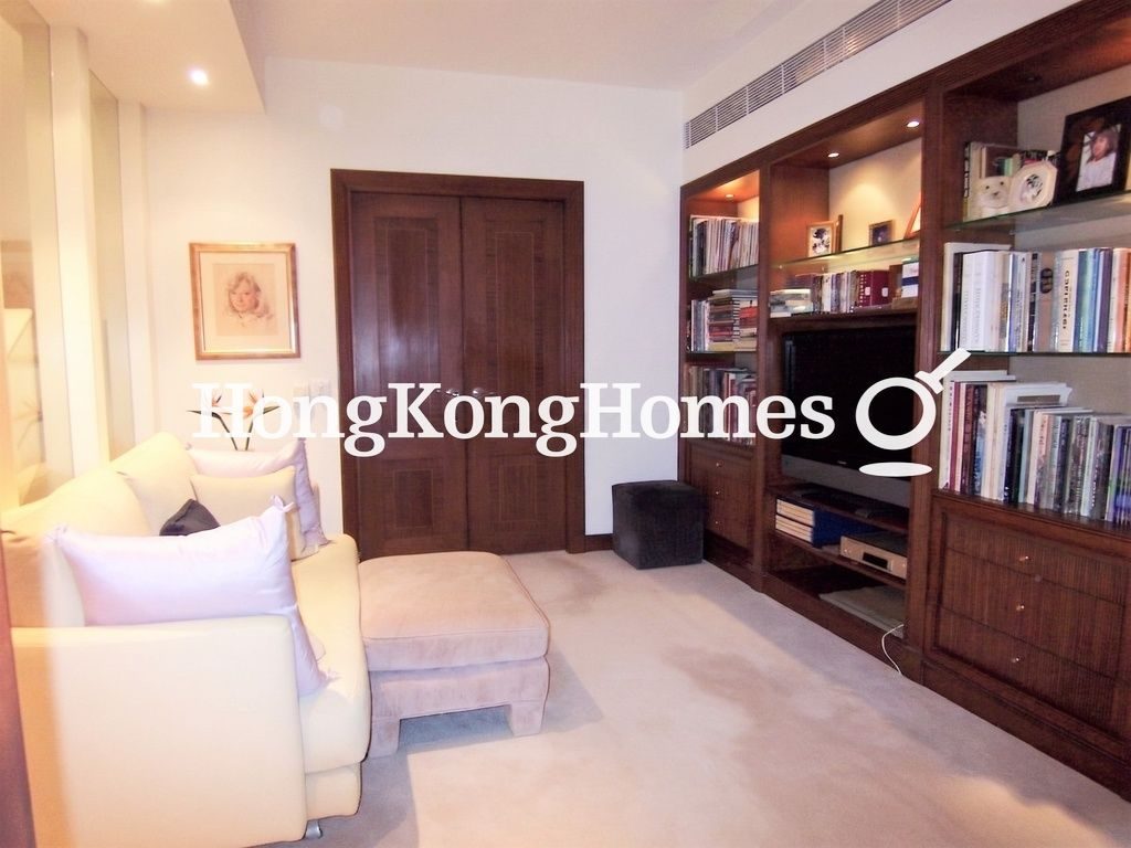 Family Room — Kellett Villas, The Peak