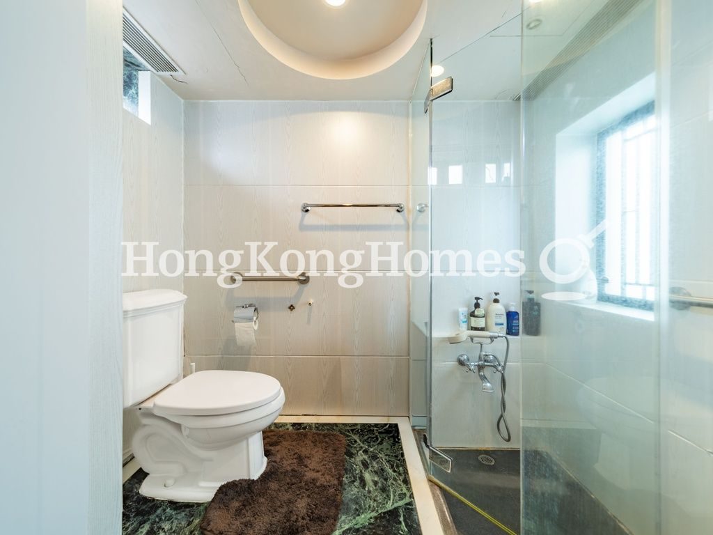 Master Bathroom — Moorsom Road, 5, Jardine's Lookout