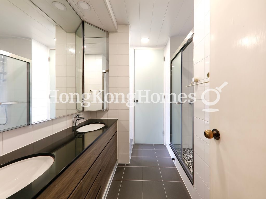Master Bathroom — Abergeldie, The Peak