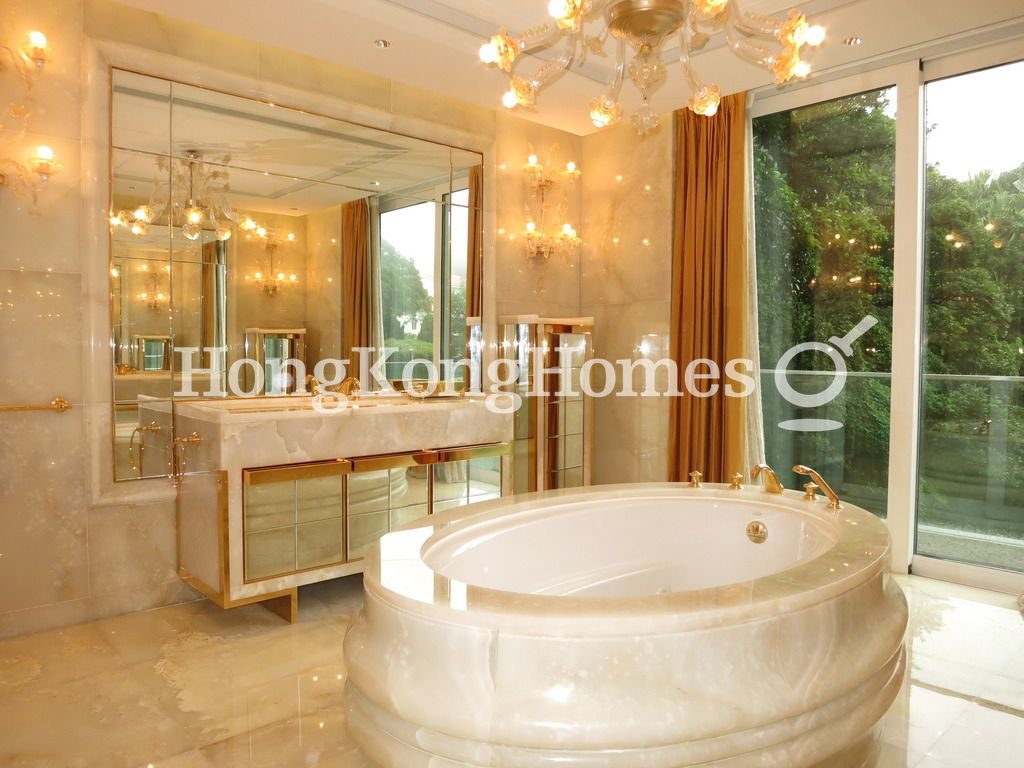 Master Bathroom — 3 Plunkett's Road, The Peak