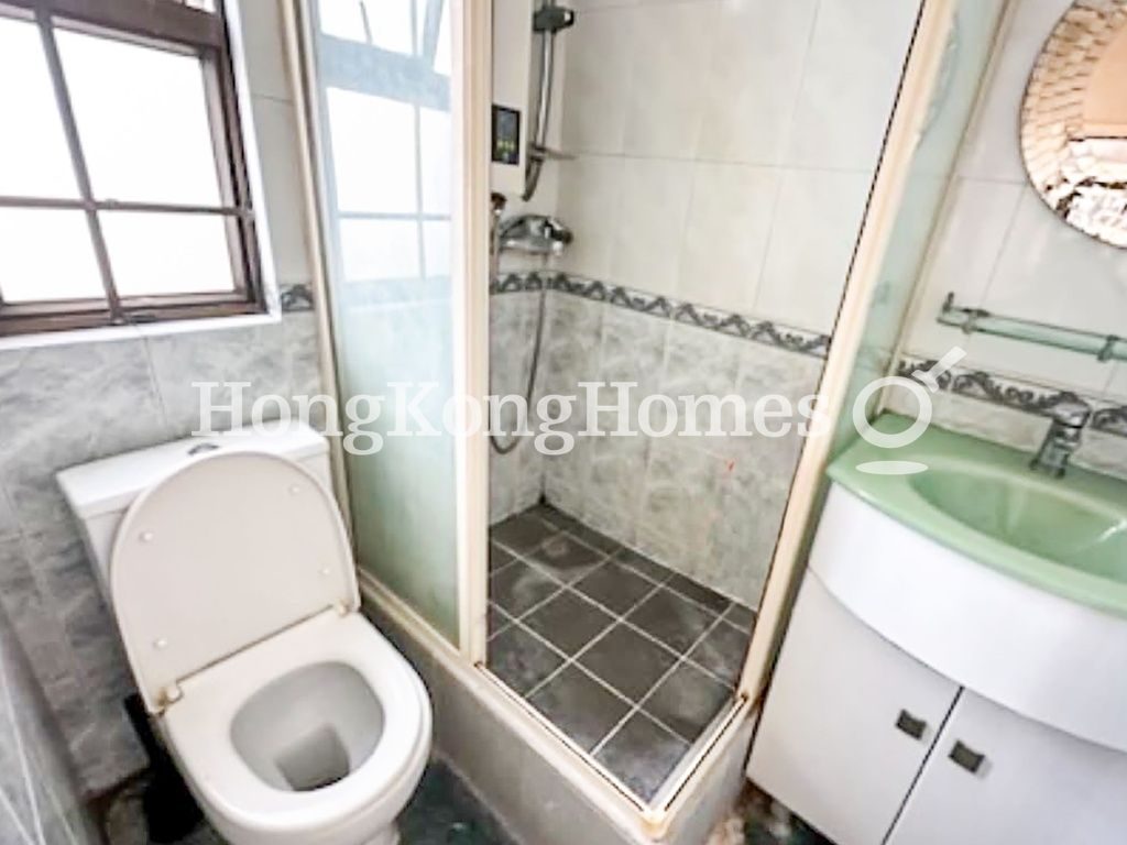 Bathroom — Kong Chian Tower - Block 02, Western / Kennedy Town