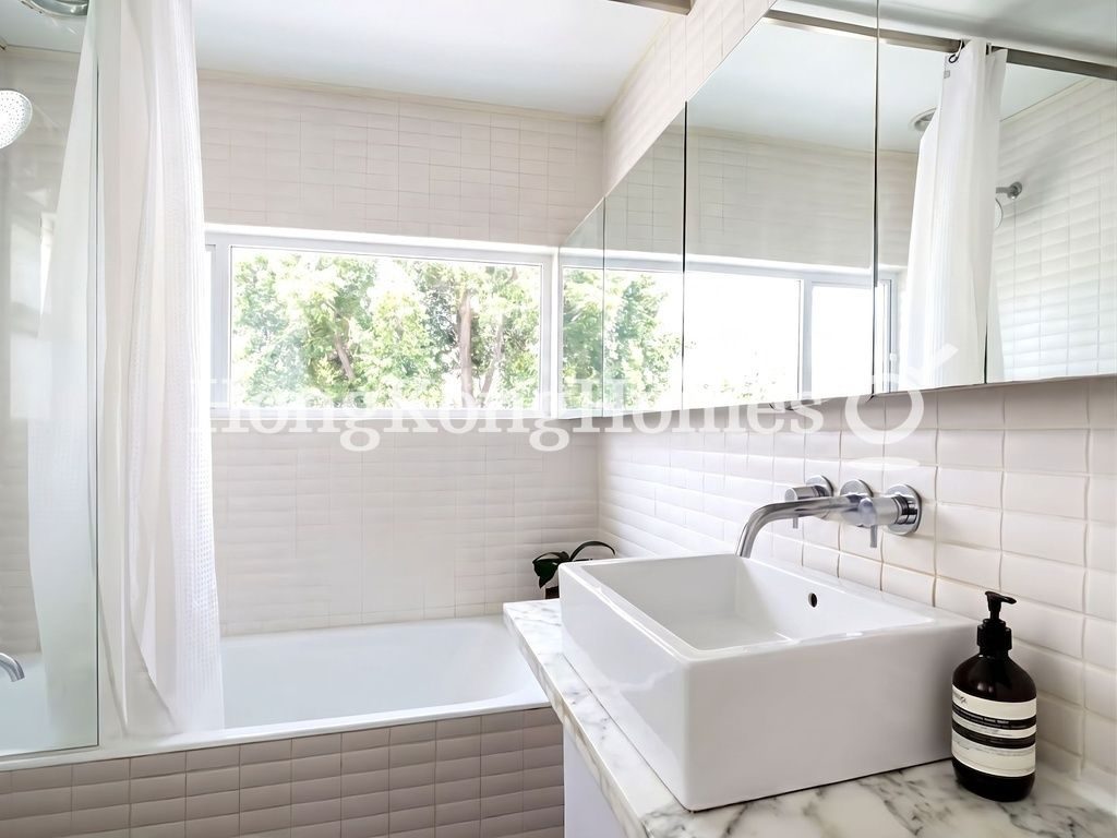 Ensuite Bathroom — Elgin Street, 7-13, Central