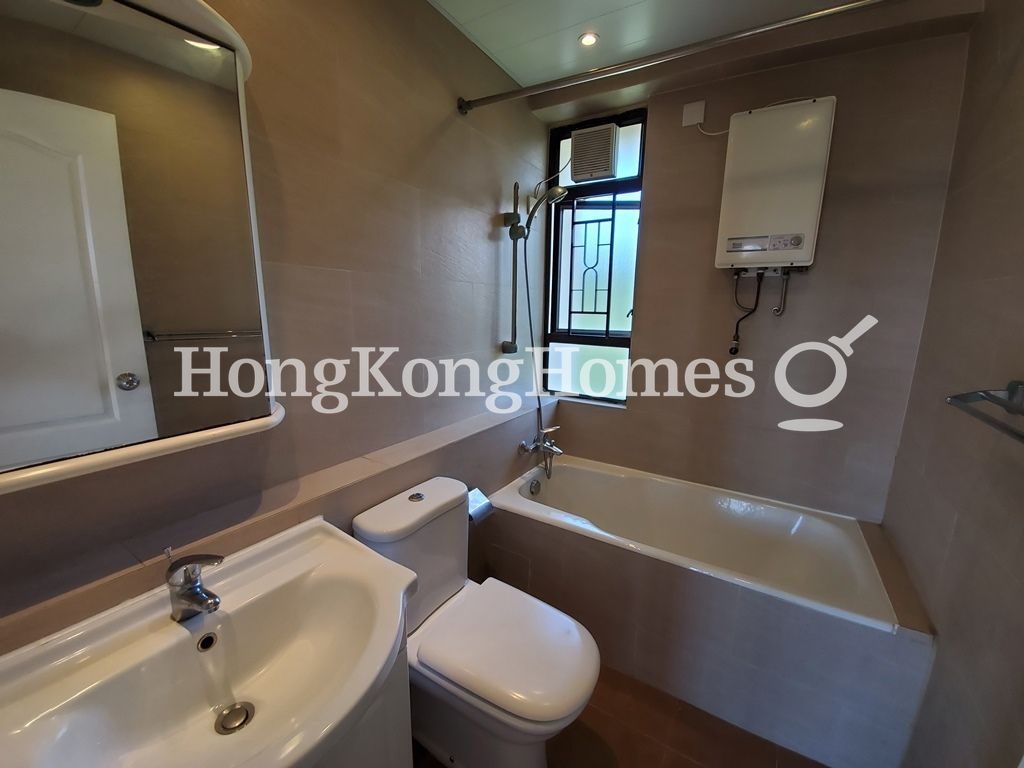 Master Bathroom — Phase 3 - Parkvale Village - Woodgreen Court, Discovery Bay