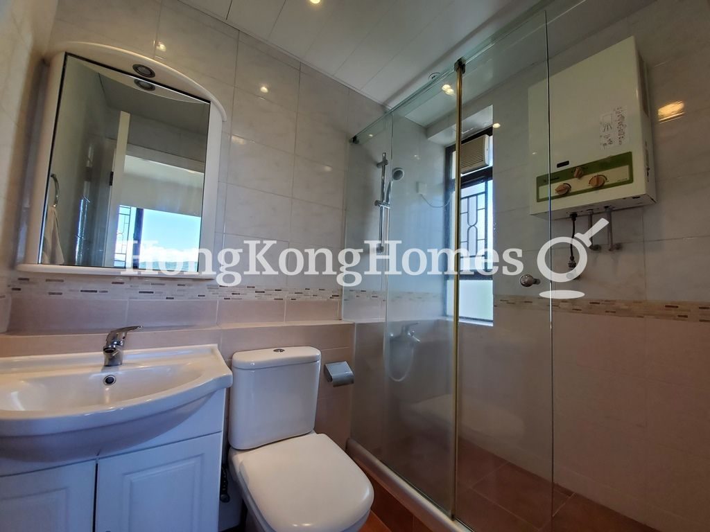 Guest Bathroom — Phase 3 - Parkvale Village - Woodgreen Court, Discovery Bay