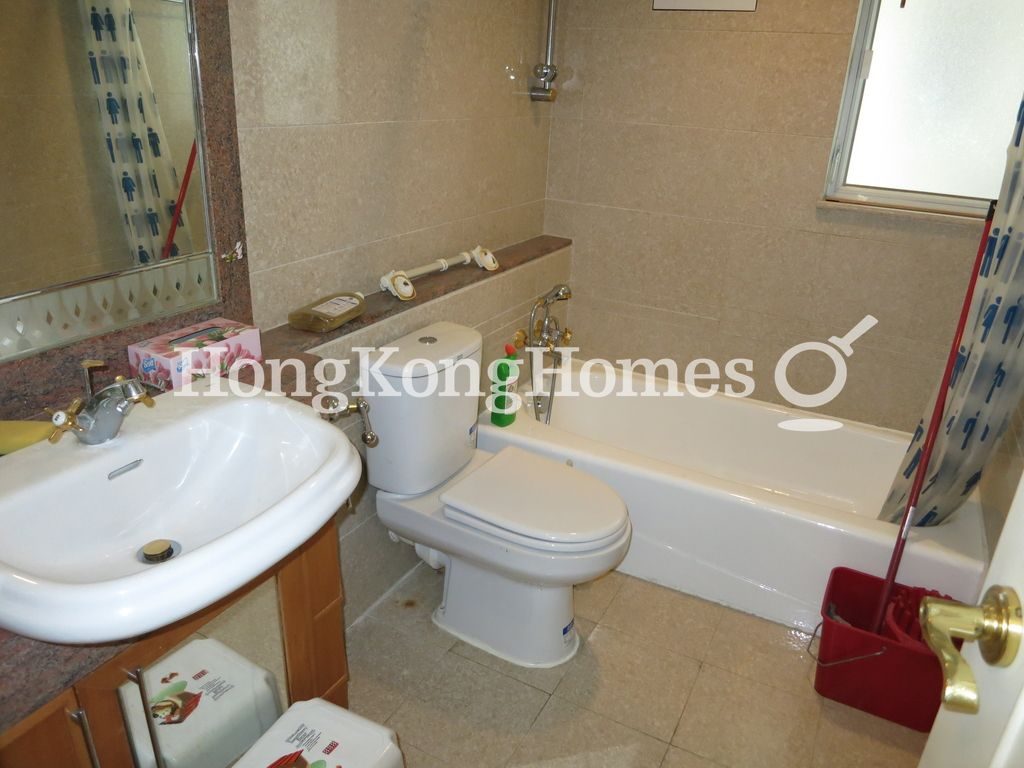 Guest Bathroom — Laguna Verde - Laguna Grande, Tower 16, Hung Hom / To Kwa Wan