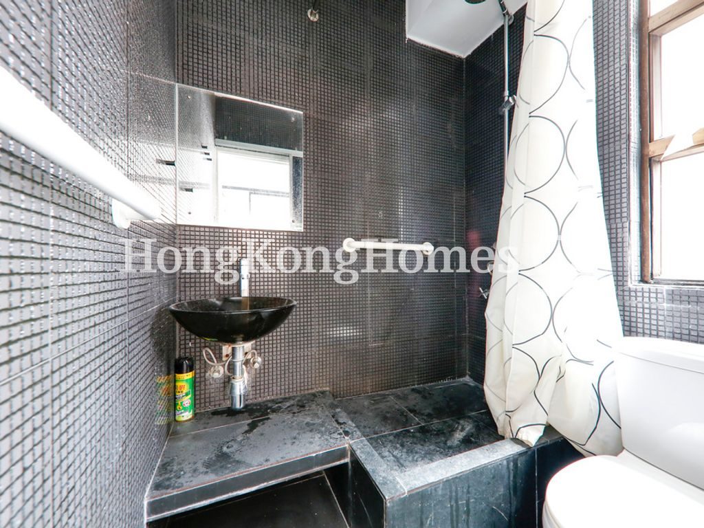 Bathroom — Kong Chian Tower - Block 01, Western / Kennedy Town