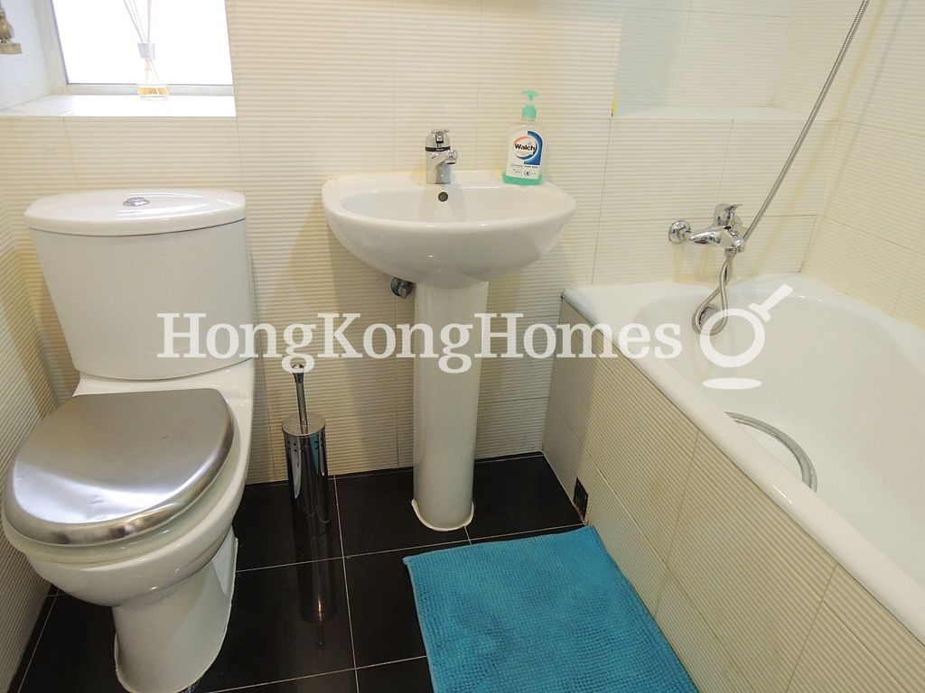 Guest Bathroom — Magnolia Mansion, North Point