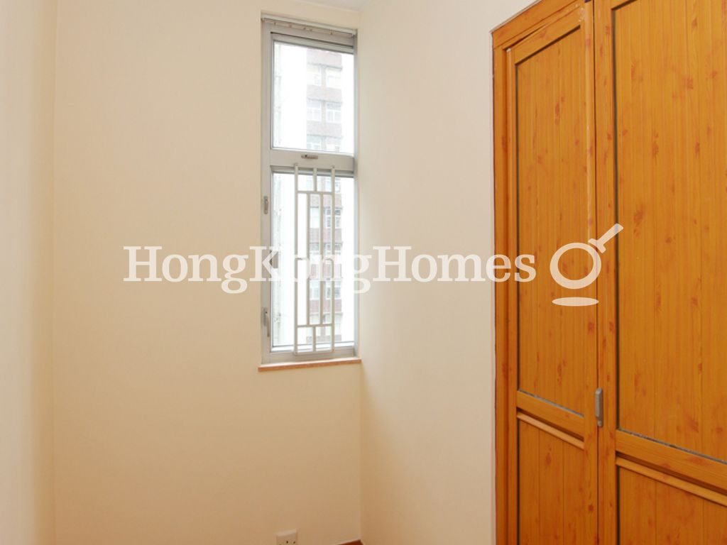 Walk-in Closet in Master Bedroom — Taikoo Shing - Hsia Kung Mansion, Taikoo Shing