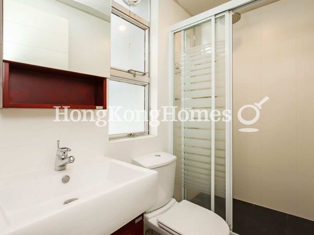 Guest Bathroom — Magnolia Mansion, North Point