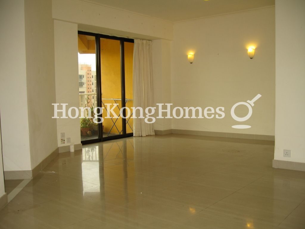 Living and Dining Room — Phase 3 - Hillgrove Village - Glamour Court, Discovery Bay