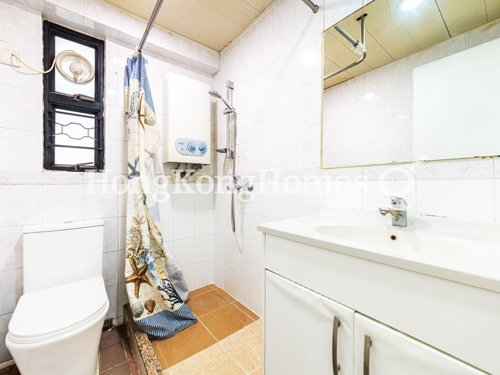 Guest Bathroom — Yick Fung Garden - Block A, Western / Kennedy Town