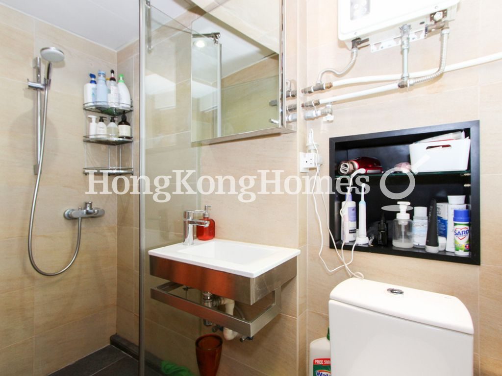 Guest Bathroom — Smiling Court, Mid-levels West