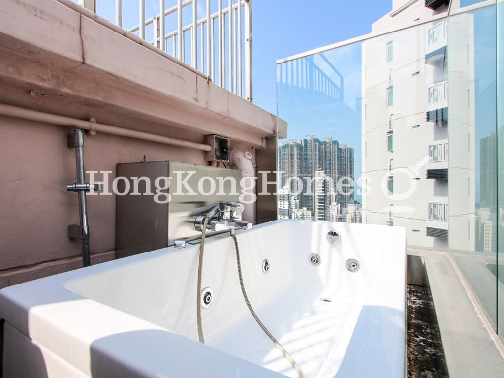 Jacuzzi Bath on Roof Terrace — Smiling Court, Mid-levels West