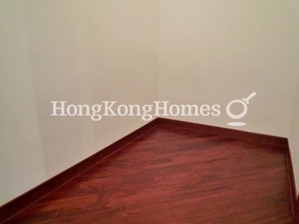 Walk-in Closet in Master Bedroom — The Avenue - Phase 1 - Tower 5, Wan Chai