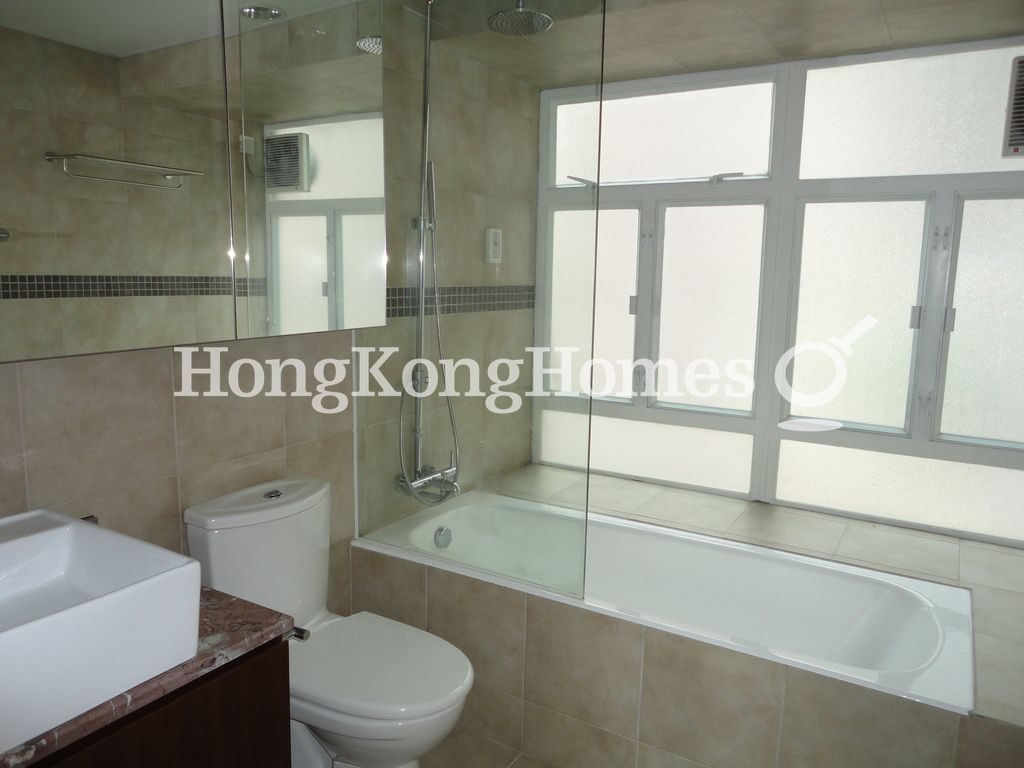 Guest Bathroom — Chatswood Villa, Mid-levels West
