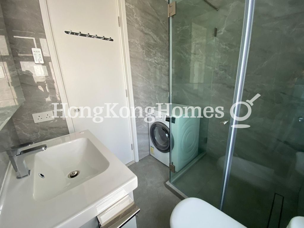 Guest Bathroom — Kam Kin Mansion, Mid-levels West