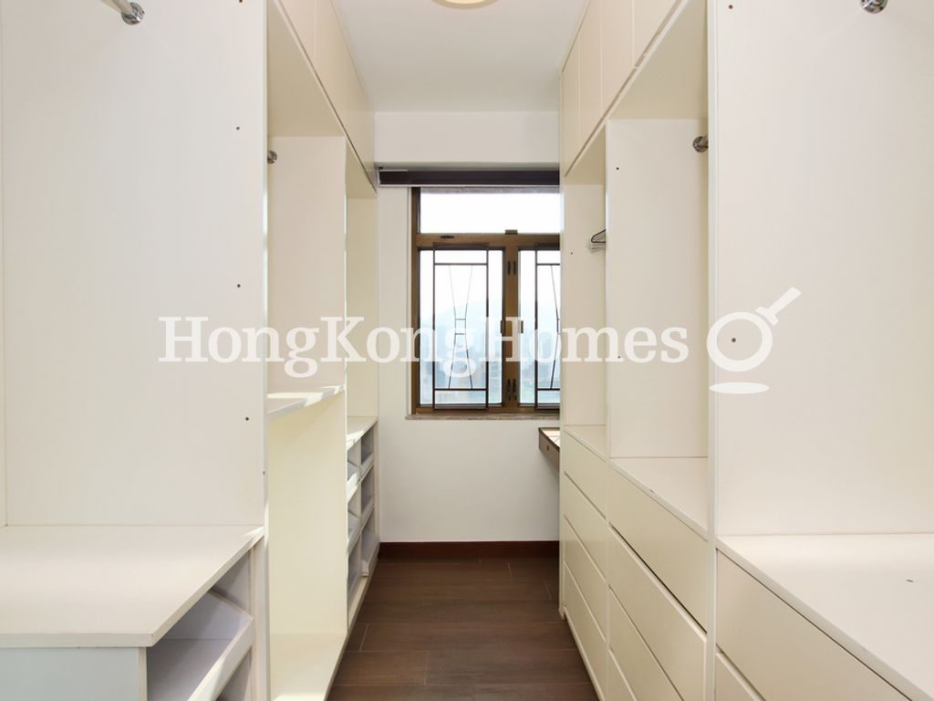 Walk-in Closet in Master Bedroom — Fortress Garden-Fu Wai Court, North Point Hill