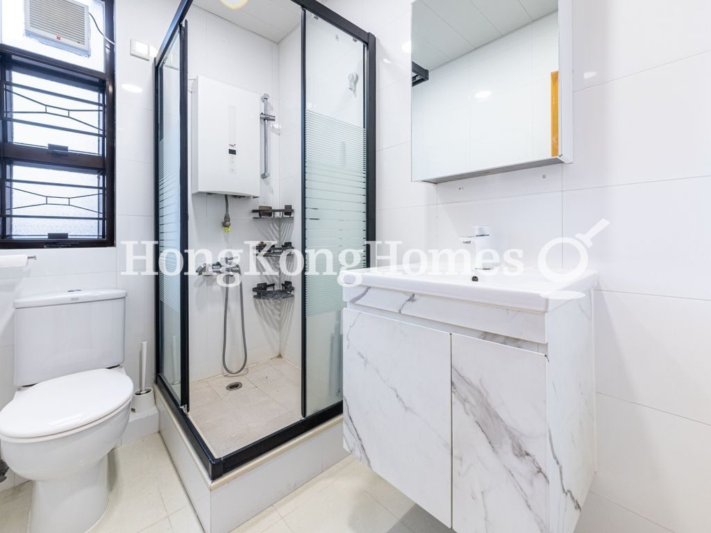 Guest Bathroom — Yar Chee Villas - Block L6, Pokfulam