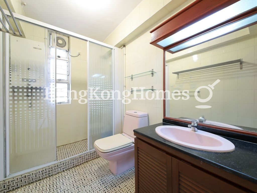 Master Bathroom — Baguio Villa - Block 26, Pokfulam
