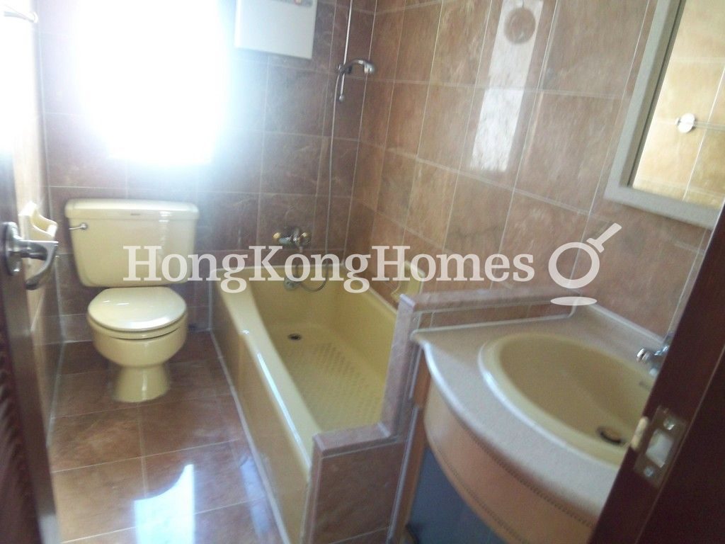 Guest Bathroom — Caroline Height, Happy Valley