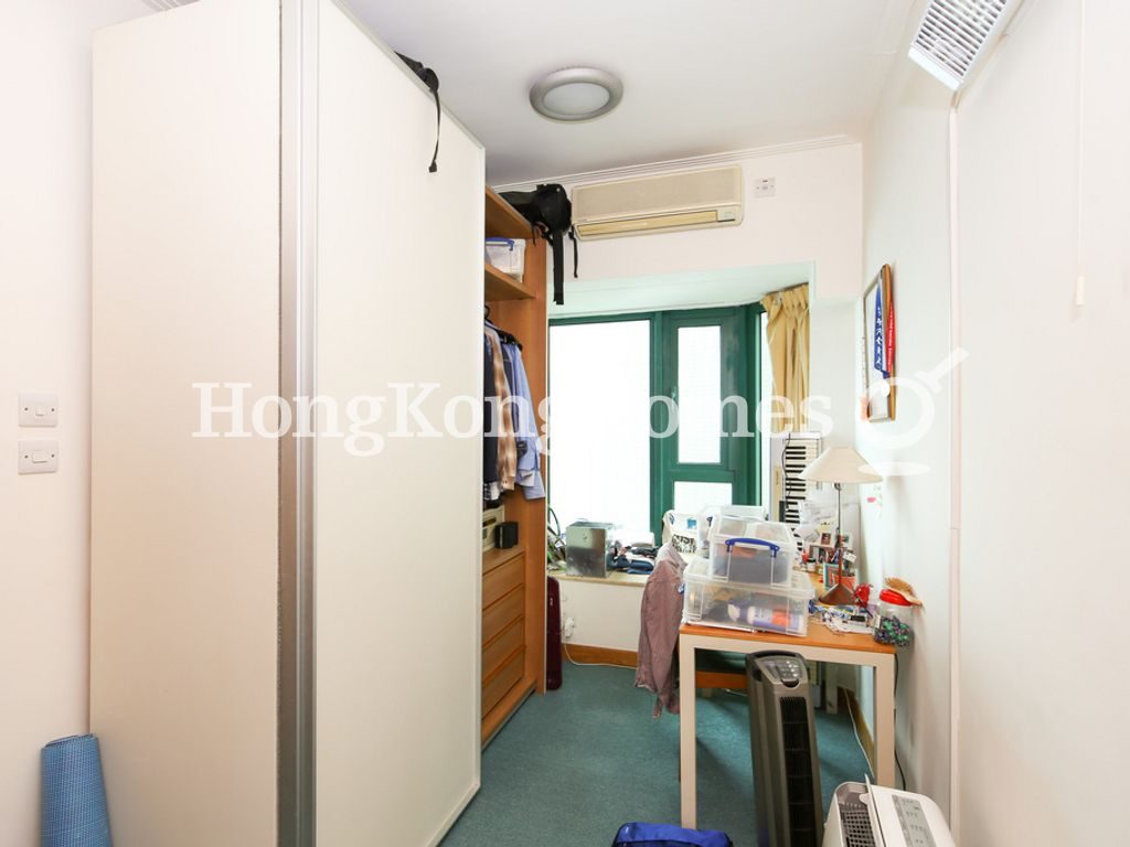 Walk-in Closet in Master Bedroom — Manhattan Heights, Western / Kennedy Town