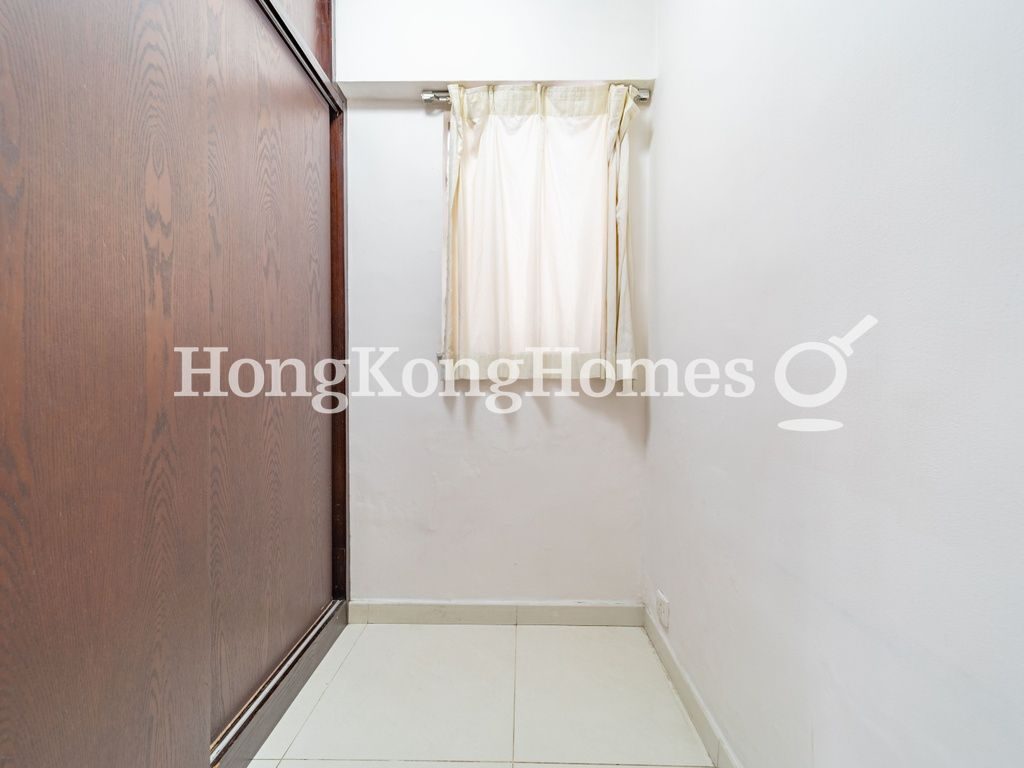 Walk-in Closet in Master Bedroom — South Horizons - Phase 03, Tower 21, Mei Chun Court, Ap Lei Chau