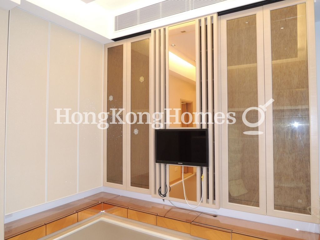 Built-in Wardrobe in Master Bedroom — The Cullinan I, Tsim Sha Tsui