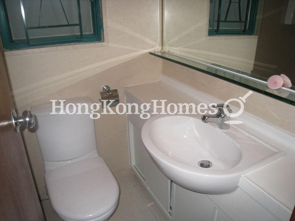 Guest Bathroom — The Grandeur, Causeway Bay